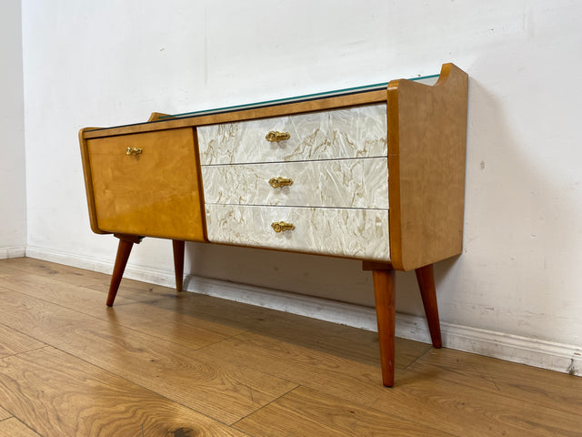 WMK I Formschönes helles Mid-Century Lowboard mit Schubladen, Glasablage und Messinggriffen I