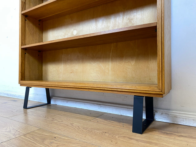 Schönes helles Mid-Century Regal , Vollholz, mit verstellb. Regalböden & neuen Metallfüßen I Holzregal Bücherregal Bücherschrank Küchenregal Regalwand Vintage Retro 60er I