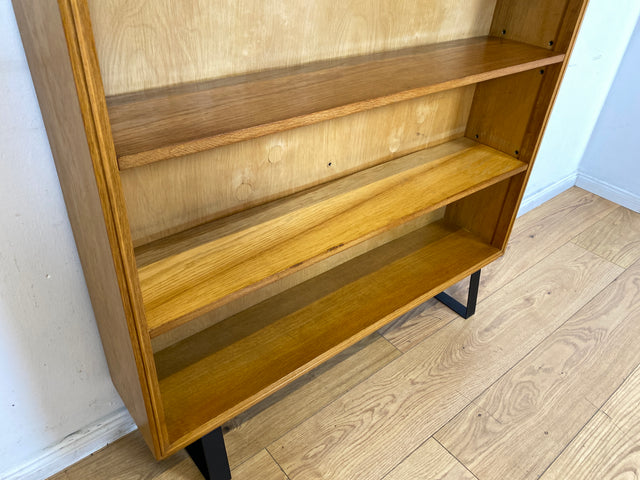Schönes helles Mid-Century Regal , Vollholz, mit verstellb. Regalböden & neuen Metallfüßen I Holzregal Bücherregal Bücherschrank Küchenregal Regalwand Vintage Retro 60er I