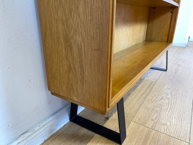 Schönes helles Mid-Century Regal , Vollholz, mit verstellb. Regalböden & neuen Metallfüßen I Holzregal Bücherregal Bücherschrank Küchenregal Regalwand Vintage Retro 60er I