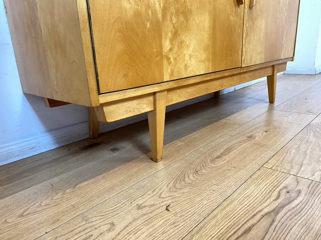 Stilvolles helles Mid-Century Sideboard aus vollem Holz in Birke mit hübschen Holzgriffen