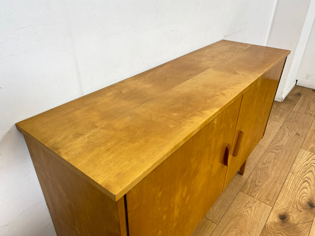 Stilvolles helles Mid-Century Sideboard aus vollem Holz in Birke mit hübschen Holzgriffen