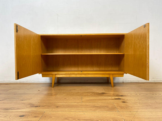 Stilvolles helles Mid-Century Sideboard aus vollem Holz in Birke mit hübschen Holzgriffen