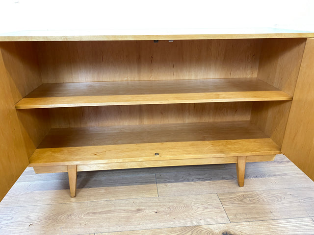 Stilvolles helles Mid-Century Sideboard aus vollem Holz in Birke mit hübschen Holzgriffen