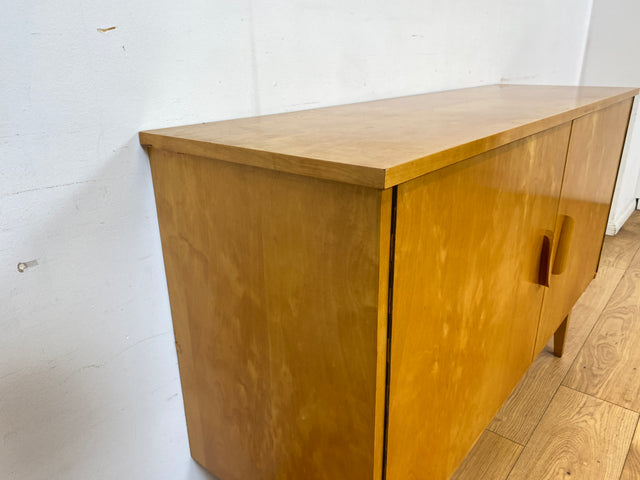 Stilvolles helles Mid-Century Sideboard aus vollem Holz in Birke mit hübschen Holzgriffen