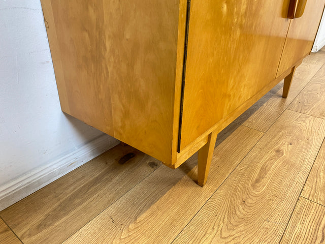 Stilvolles helles Mid-Century Sideboard aus vollem Holz in Birke mit hübschen Holzgriffen