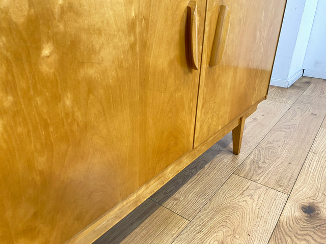 Stilvolles helles Mid-Century Sideboard aus vollem Holz in Birke mit hübschen Holzgriffen