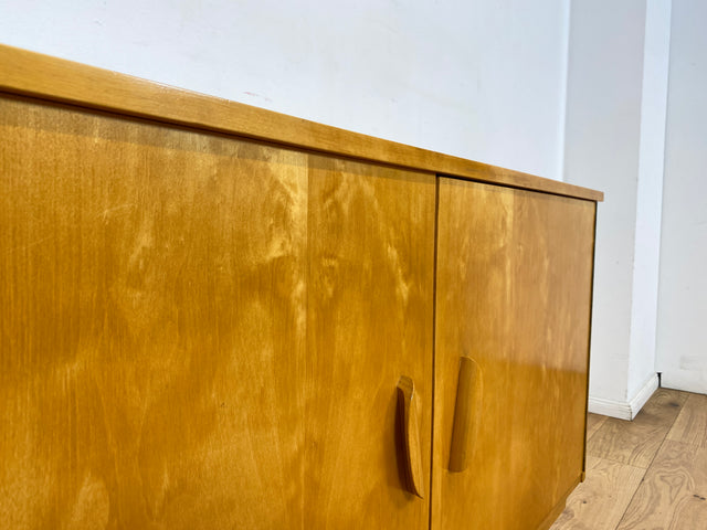Stilvolles helles Mid-Century Sideboard aus vollem Holz in Birke mit hübschen Holzgriffen