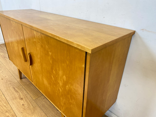 Stilvolles helles Mid-Century Sideboard aus vollem Holz in Birke mit hübschen Holzgriffen