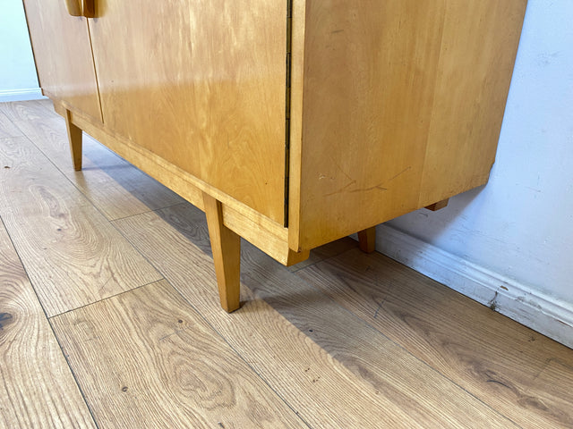 Stilvolles helles Mid-Century Sideboard aus vollem Holz in Birke mit hübschen Holzgriffen
