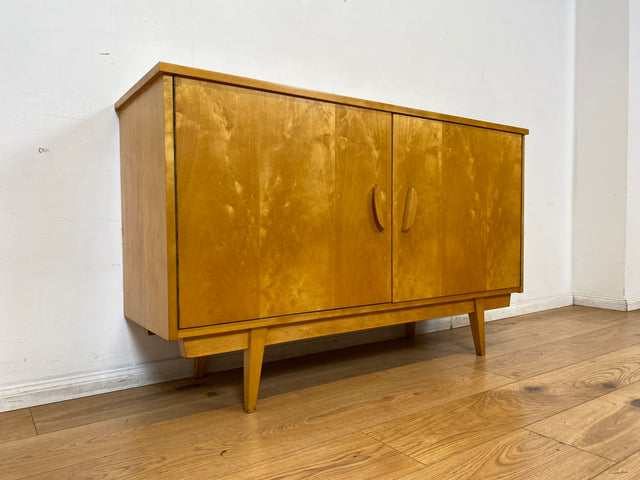 Stilvolles helles Mid-Century Sideboard aus vollem Holz in Birke mit hübschen Holzgriffen