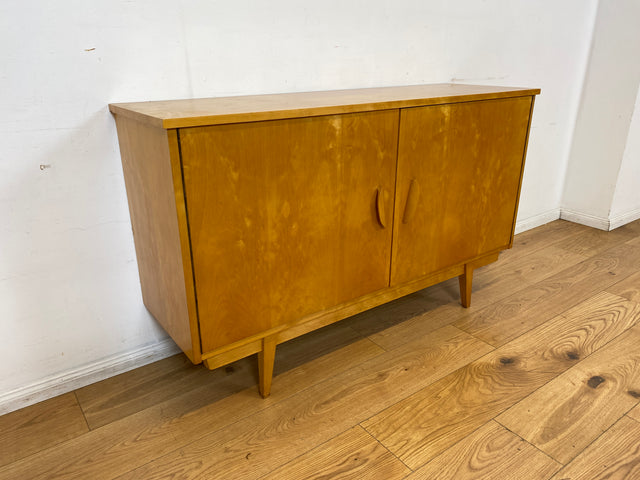 Stilvolles helles Mid-Century Sideboard aus vollem Holz in Birke mit hübschen Holzgriffen