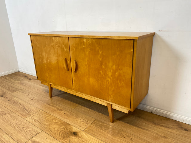 Stilvolles helles Mid-Century Sideboard aus vollem Holz in Birke mit hübschen Holzgriffen