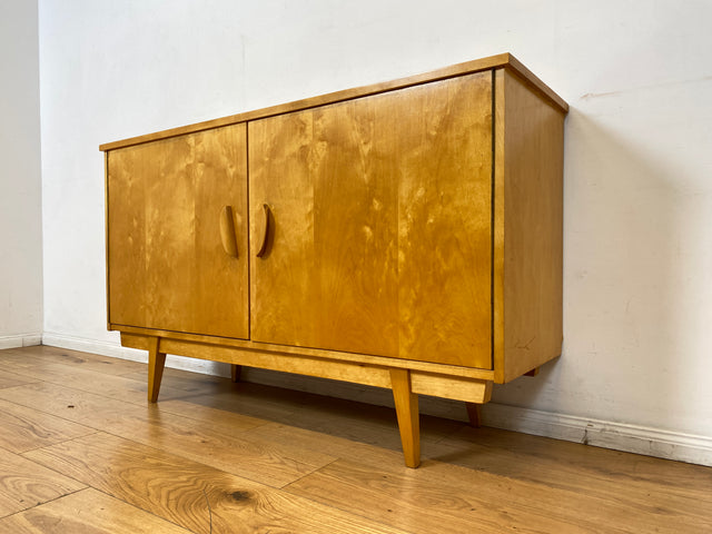 Stilvolles helles Mid-Century Sideboard aus vollem Holz in Birke mit hübschen Holzgriffen