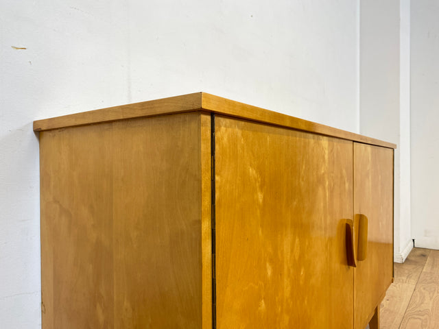 Stilvolles helles Mid-Century Sideboard aus vollem Holz in Birke mit hübschen Holzgriffen