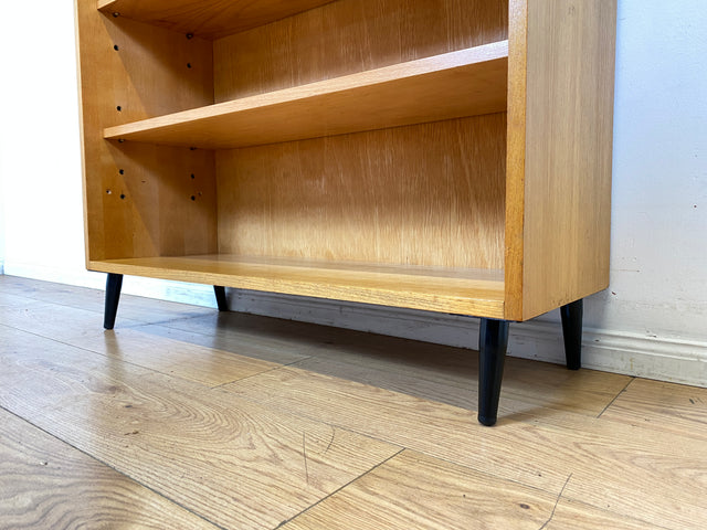 Minimalistisches helles Vintage Regal mit verstellbaren Regalböden & neuen Metallfüßen I Holzregal Bücherregal Bücherschrank Küchenregal Regalwand Mid-Century Retro 60er I