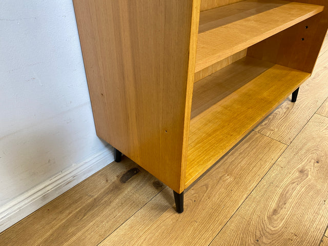 Minimalistisches helles Vintage Regal mit verstellbaren Regalböden & neuen Metallfüßen I Holzregal Bücherregal Bücherschrank Küchenregal Regalwand Mid-Century Retro 60er I
