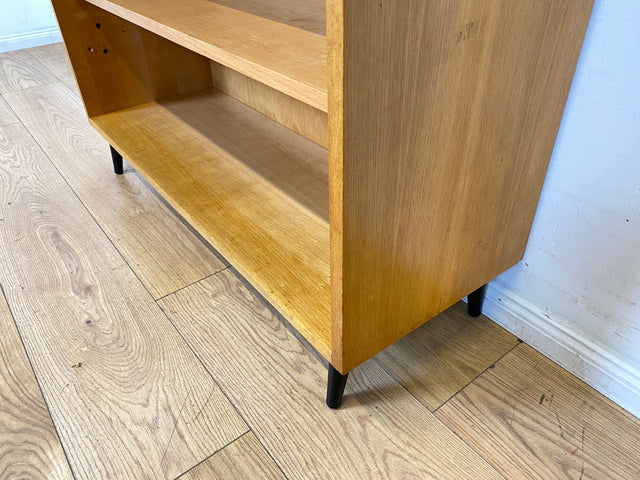 Minimalistisches helles Vintage Regal mit verstellbaren Regalböden & neuen Metallfüßen I Holzregal Bücherregal Bücherschrank Küchenregal Regalwand Mid-Century Retro 60er I