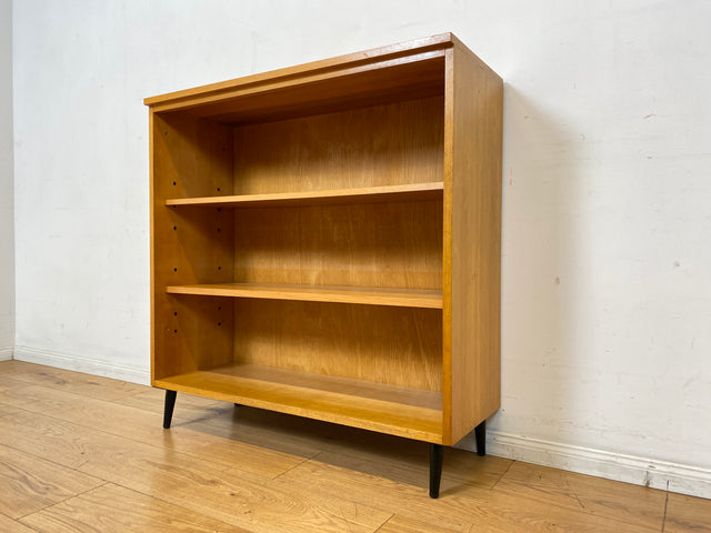 Minimalistisches helles Vintage Regal mit verstellbaren Regalböden & neuen Metallfüßen I Holzregal Bücherregal Bücherschrank Küchenregal Regalwand Mid-Century Retro 60er I