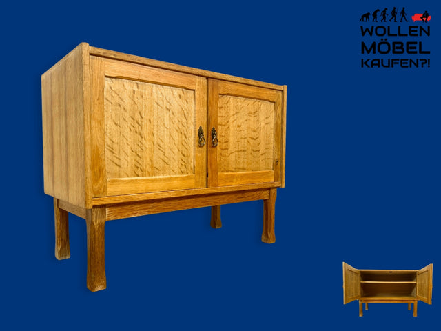 Hübsche und gut erhaltene helle skandinavische Kommode in Eiche mit Messinggriffen I Sideboard Schrank Wäschekommode Schuhschrank TV Bank 70er Mid-Century Vintage I