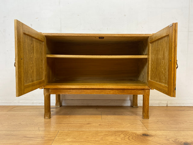 Hübsche und gut erhaltene helle skandinavische Kommode in Eiche mit Messinggriffen I Sideboard Schrank Wäschekommode Schuhschrank TV Bank 70er Mid-Century Vintage I