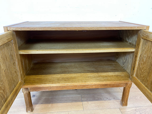 Hübsche und gut erhaltene helle skandinavische Kommode in Eiche mit Messinggriffen I Sideboard Schrank Wäschekommode Schuhschrank TV Bank 70er Mid-Century Vintage I