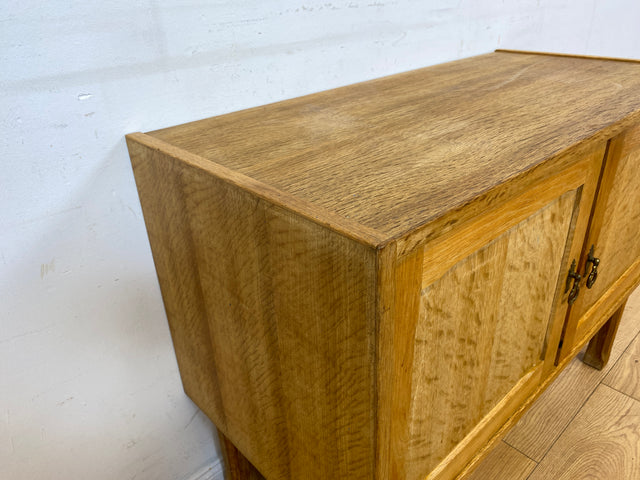 Hübsche und gut erhaltene helle skandinavische Kommode in Eiche mit Messinggriffen I Sideboard Schrank Wäschekommode Schuhschrank TV Bank 70er Mid-Century Vintage I