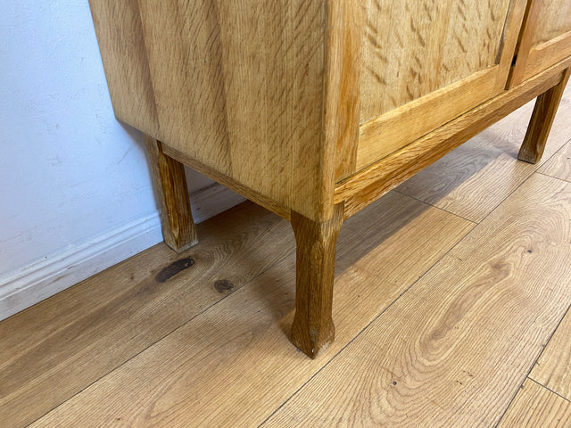 Hübsche und gut erhaltene helle skandinavische Kommode in Eiche mit Messinggriffen I Sideboard Schrank Wäschekommode Schuhschrank TV Bank 70er Mid-Century Vintage I