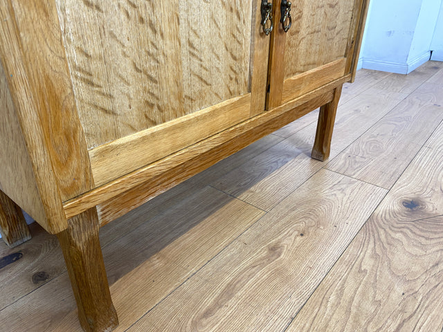 Hübsche und gut erhaltene helle skandinavische Kommode in Eiche mit Messinggriffen I Sideboard Schrank Wäschekommode Schuhschrank TV Bank 70er Mid-Century Vintage I