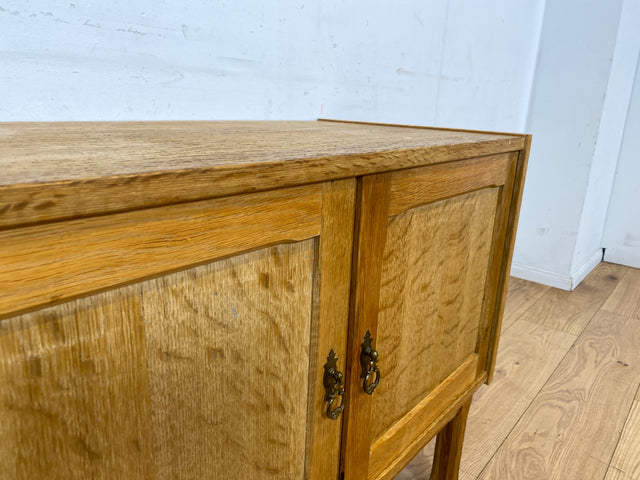 Hübsche und gut erhaltene helle skandinavische Kommode in Eiche mit Messinggriffen I Sideboard Schrank Wäschekommode Schuhschrank TV Bank 70er Mid-Century Vintage I