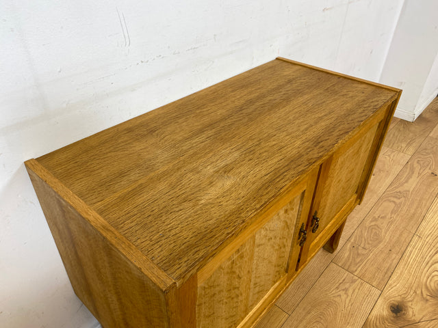Hübsche und gut erhaltene helle skandinavische Kommode in Eiche mit Messinggriffen I Sideboard Schrank Wäschekommode Schuhschrank TV Bank 70er Mid-Century Vintage I