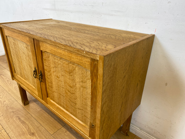Hübsche und gut erhaltene helle skandinavische Kommode in Eiche mit Messinggriffen I Sideboard Schrank Wäschekommode Schuhschrank TV Bank 70er Mid-Century Vintage I