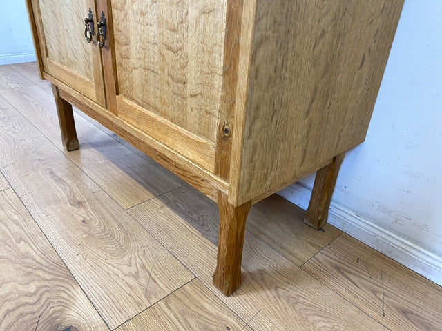 Hübsche und gut erhaltene helle skandinavische Kommode in Eiche mit Messinggriffen I Sideboard Schrank Wäschekommode Schuhschrank TV Bank 70er Mid-Century Vintage I