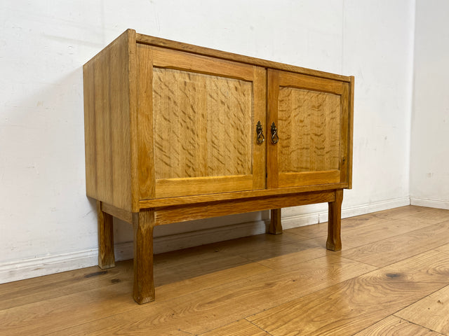 Hübsche und gut erhaltene helle skandinavische Kommode in Eiche mit Messinggriffen I Sideboard Schrank Wäschekommode Schuhschrank TV Bank 70er Mid-Century Vintage I
