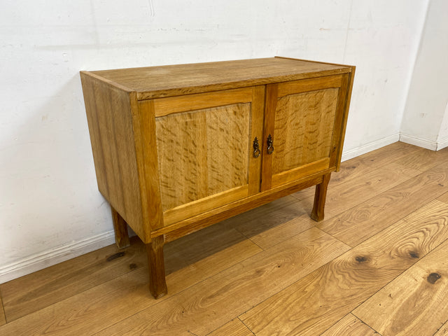 Hübsche und gut erhaltene helle skandinavische Kommode in Eiche mit Messinggriffen I Sideboard Schrank Wäschekommode Schuhschrank TV Bank 70er Mid-Century Vintage I