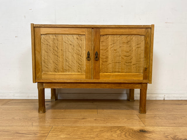 Hübsche und gut erhaltene helle skandinavische Kommode in Eiche mit Messinggriffen I Sideboard Schrank Wäschekommode Schuhschrank TV Bank 70er Mid-Century Vintage I