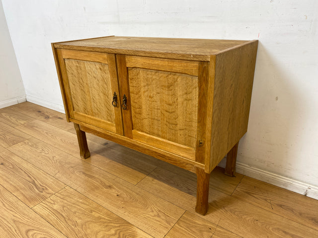 Hübsche und gut erhaltene helle skandinavische Kommode in Eiche mit Messinggriffen I Sideboard Schrank Wäschekommode Schuhschrank TV Bank 70er Mid-Century Vintage I