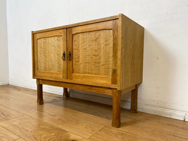 Hübsche und gut erhaltene helle skandinavische Kommode in Eiche mit Messinggriffen I Sideboard Schrank Wäschekommode Schuhschrank TV Bank 70er Mid-Century Vintage I