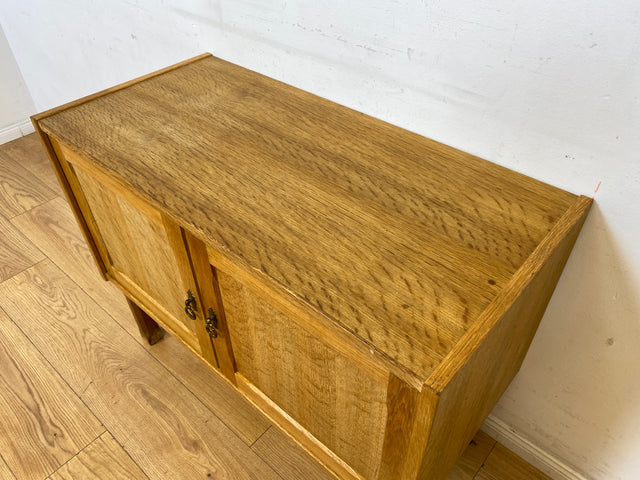 Hübsche und gut erhaltene helle skandinavische Kommode in Eiche mit Messinggriffen I Sideboard Schrank Wäschekommode Schuhschrank TV Bank 70er Mid-Century Vintage I
