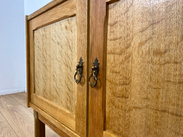 Hübsche und gut erhaltene helle skandinavische Kommode in Eiche mit Messinggriffen I Sideboard Schrank Wäschekommode Schuhschrank TV Bank 70er Mid-Century Vintage I