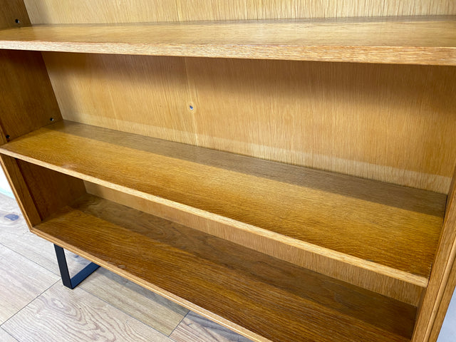 Schönes helles Mid-Century Regal , Vollholz, mit verstellb. Regalböden & neuen Metallfüßen