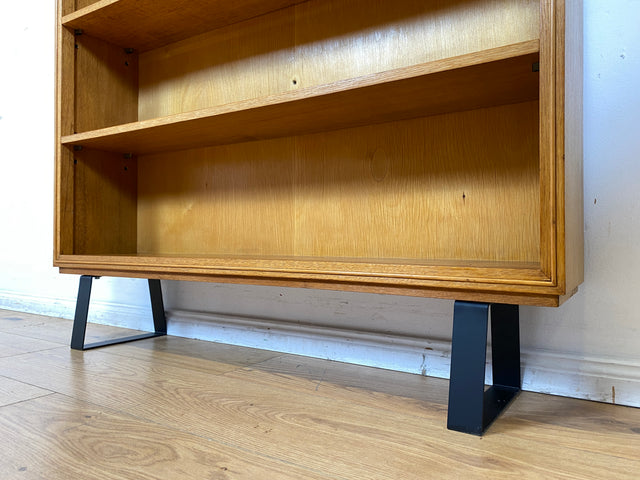 Schönes helles Mid-Century Regal , Vollholz, mit verstellb. Regalböden & neuen Metallfüßen