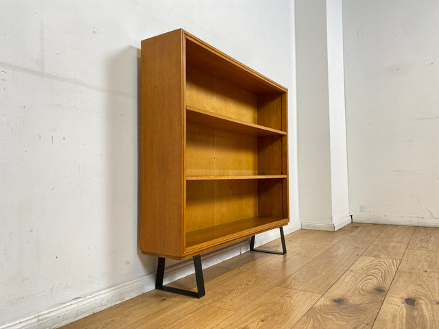 Schönes helles Mid-Century Regal , Vollholz, mit verstellb. Regalböden & neuen Metallfüßen