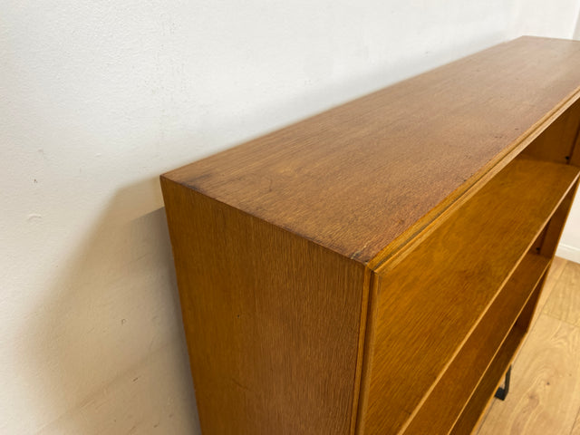 Schönes helles Mid-Century Regal , Vollholz, mit verstellb. Regalböden & neuen Metallfüßen
