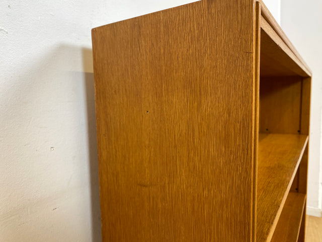 Schönes helles Mid-Century Regal , Vollholz, mit verstellb. Regalböden & neuen Metallfüßen