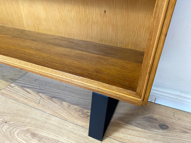 Schönes helles Mid-Century Regal , Vollholz, mit verstellb. Regalböden & neuen Metallfüßen