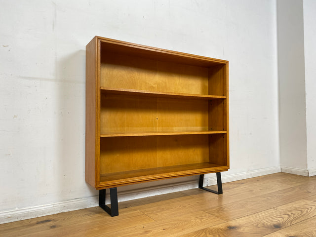 Schönes helles Mid-Century Regal , Vollholz, mit verstellb. Regalböden & neuen Metallfüßen