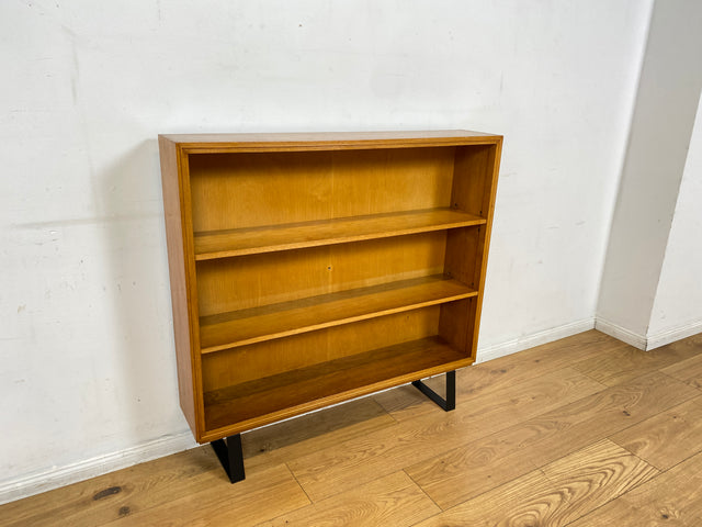Schönes helles Mid-Century Regal , Vollholz, mit verstellb. Regalböden & neuen Metallfüßen
