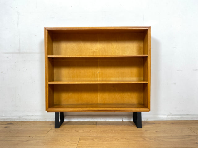 Schönes helles Mid-Century Regal , Vollholz, mit verstellb. Regalböden & neuen Metallfüßen