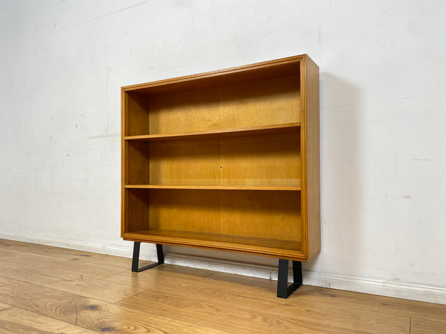 Schönes helles Mid-Century Regal , Vollholz, mit verstellb. Regalböden & neuen Metallfüßen